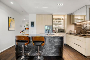 Grand Prix Luxury 2B Lakeside Apartment with CarPark, Pool & Sauna